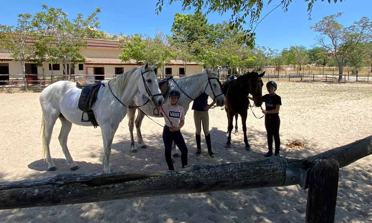 Ruta a caballo en La Pedriza con vistas al embalse del Manzanares y consumición incluida, con 53% de descuento - Primary Image