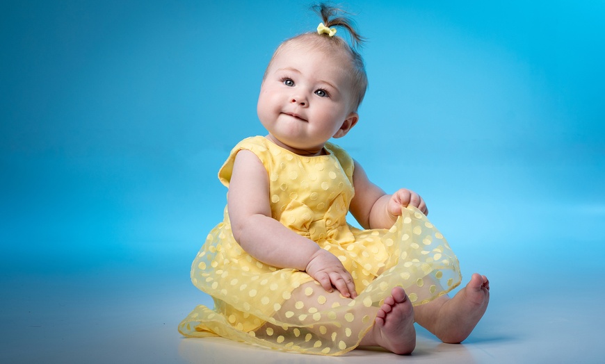 Image 5: Baby Photoshoot With 8'' x 6'' Print at Barrett & Coe studios 