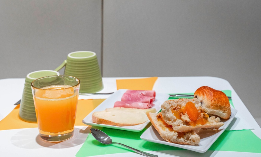 Image 10: Ile-de-France: Queen Room with Breakfast