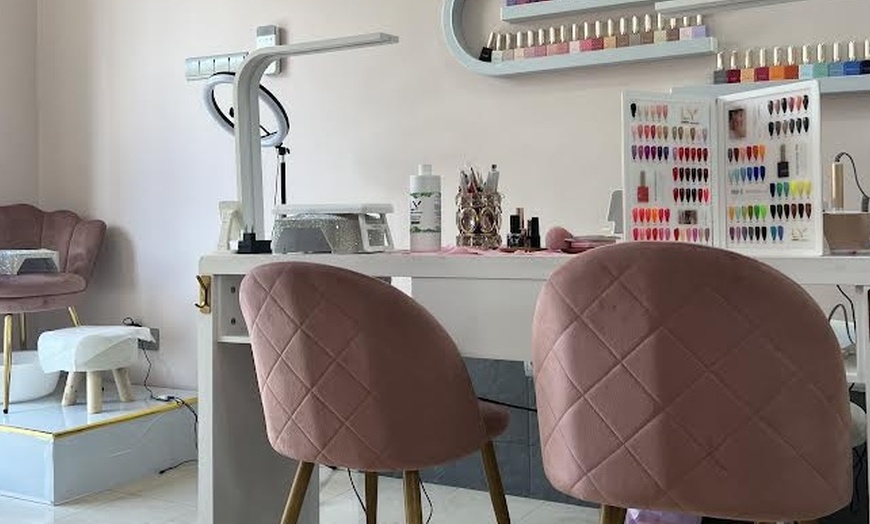 Image 4: 1 o 2 sesiones de manicura o pedicura normal o semipermanente