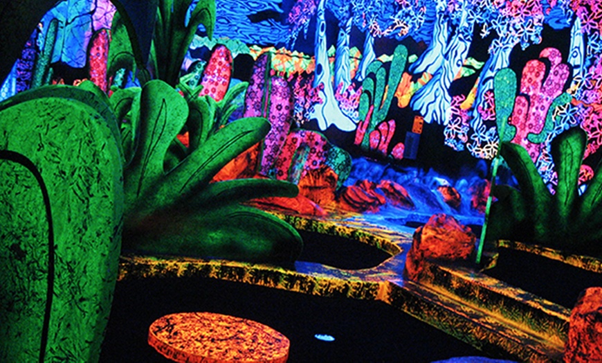 Image 3: Glow-in-the-Dark Mini Golf