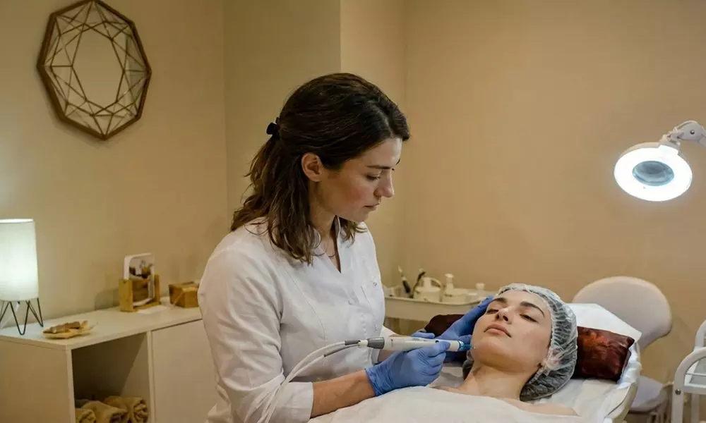 Sesión de higiene facial o 1 o 2 sesiones de radiofrecuencia corporal o facial para 1, ahorra hasta un 69% - Primary Image