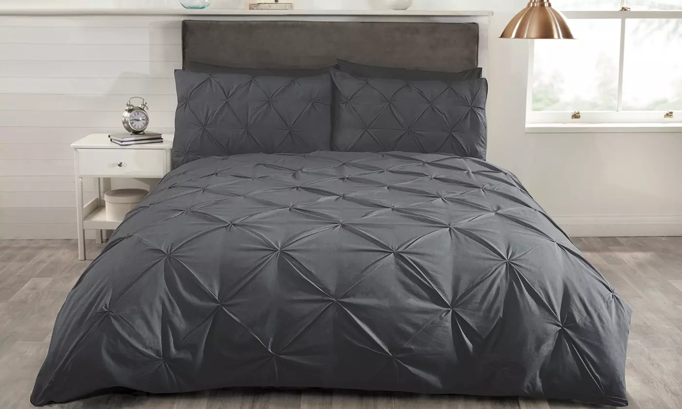 Parure de lit avec broderie effet diamant de la marque Nightlife - Primary Image