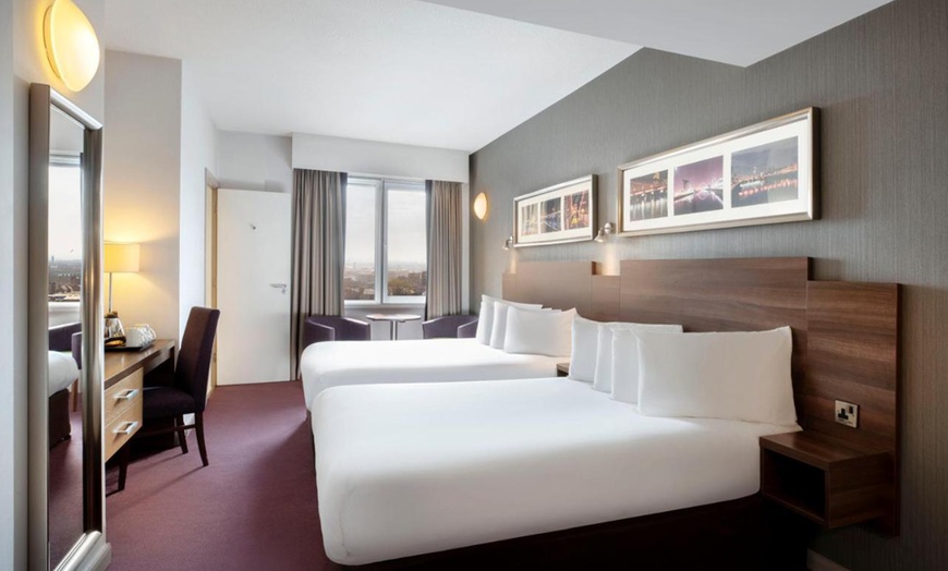 Image 2: Glasgow: 4* Room Stay with Breakfast and Bubbly