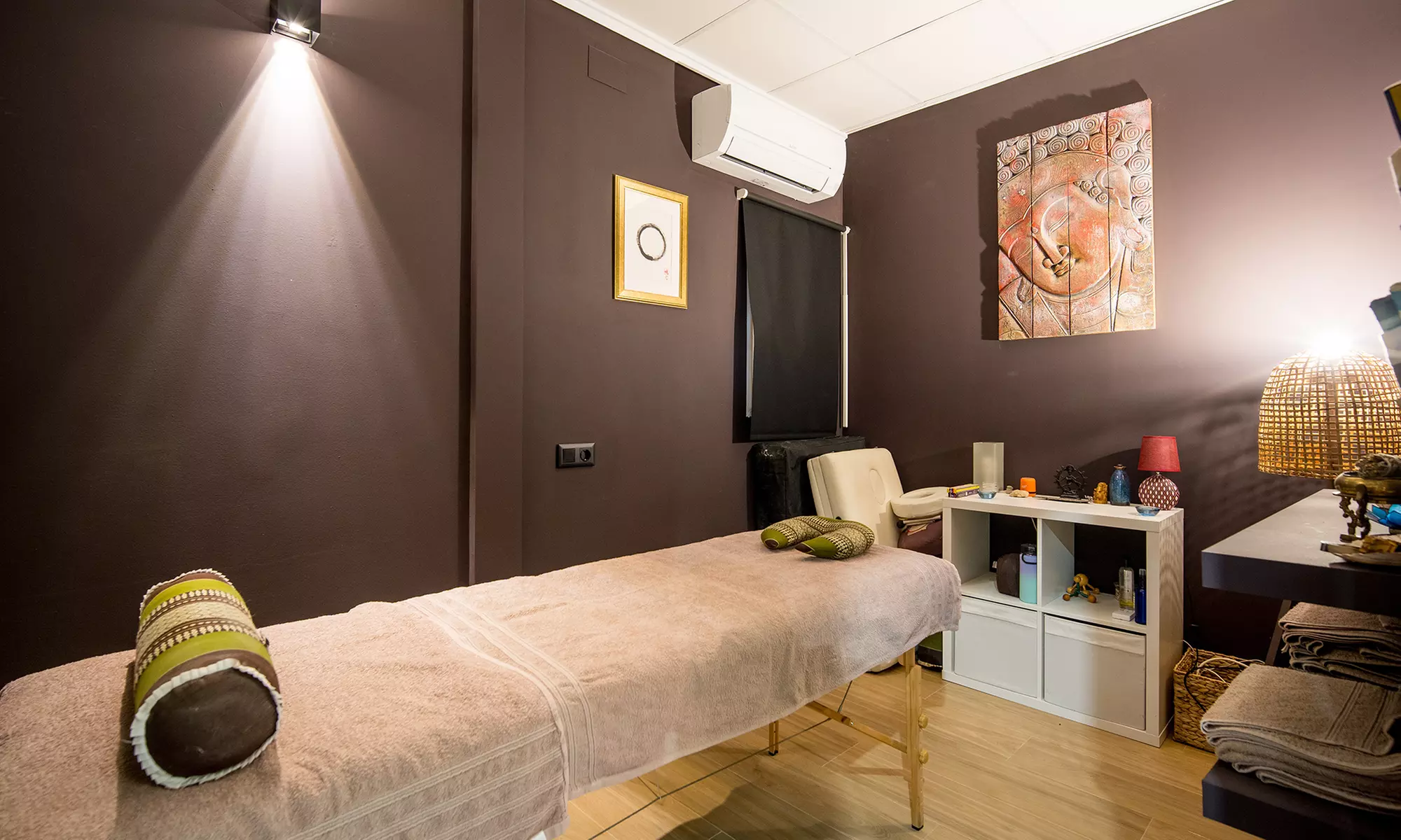 Masaje Thai Yoga o Shiatsu con bebida caliente y opción de cuencos tibetanos con hasta 38% de descuento - Second Medium