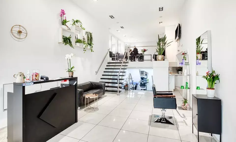 Fris en stralend: verwen jezelf met een kennismakingsfacial, naar keuze inclusief tandenbleek-sessie (tot 67% korting) - Image 2