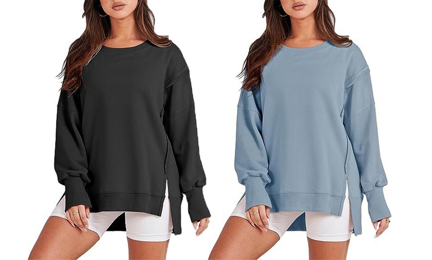 Image 1: Sweatshirt ample avec fente latérale pour femme