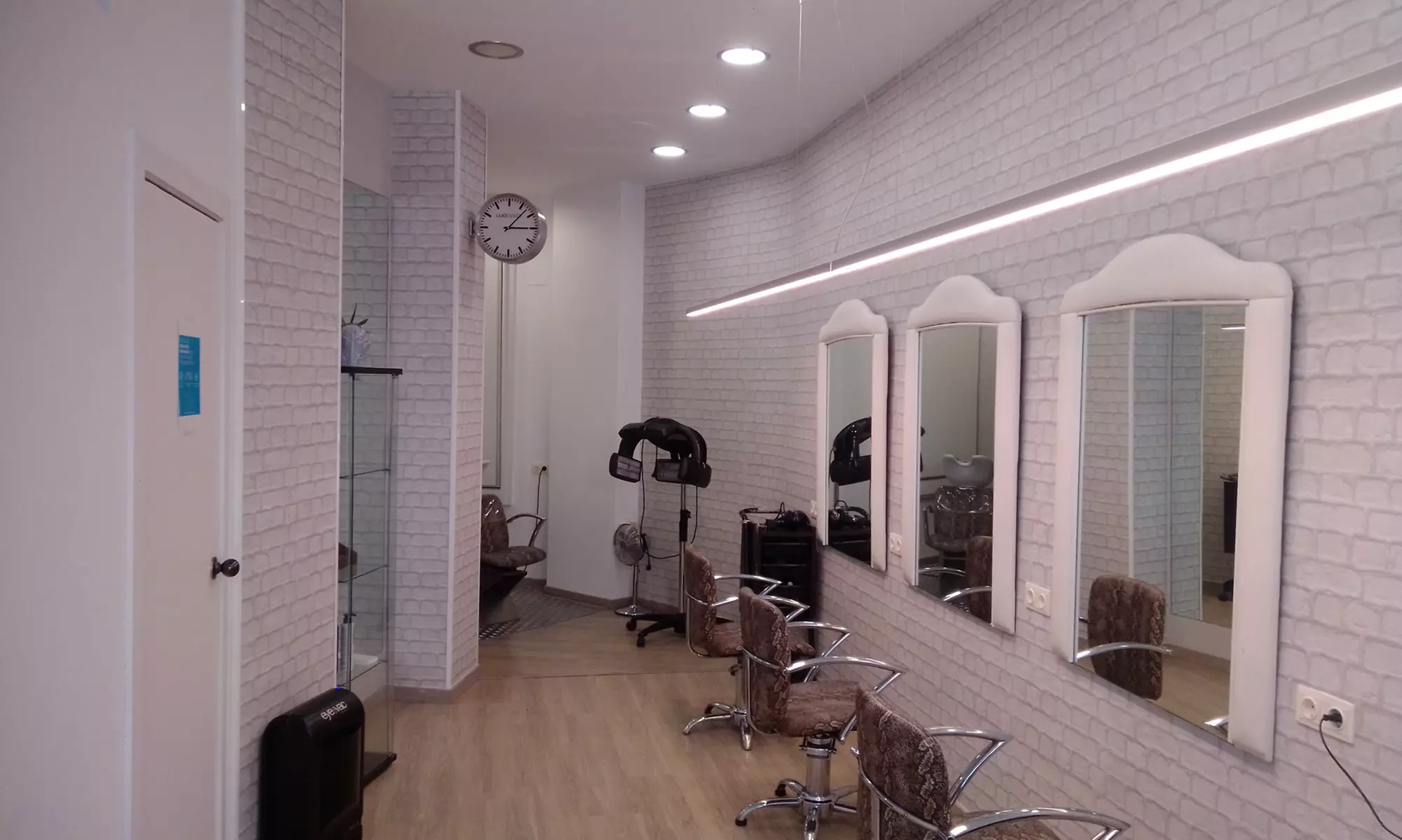 Sesión de peluquería con corte y opción a tinte o alisado de queratina