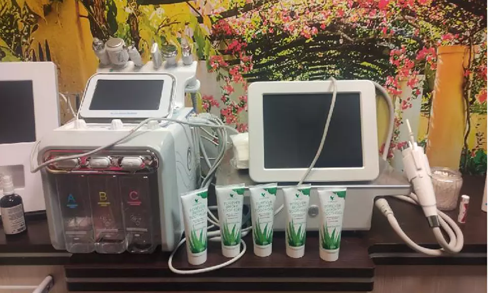 Wieloetapowe oczyszczanie twarzy, zabiegi spa lub analiza stanu skóry