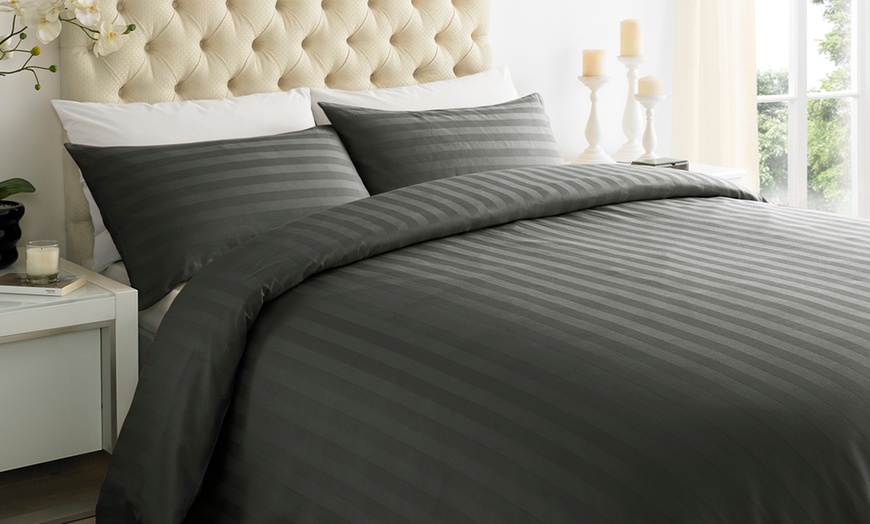 Image 2: 250TC Hotel-Stripe Duvet Cover Set