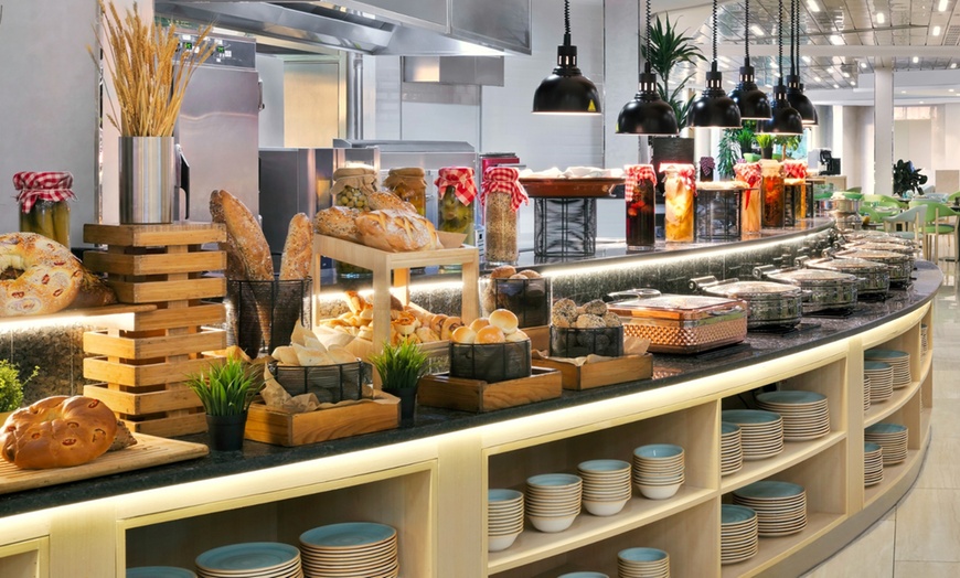 Image 1: 5-Star Breakfast with Drinks | Pool Access Option