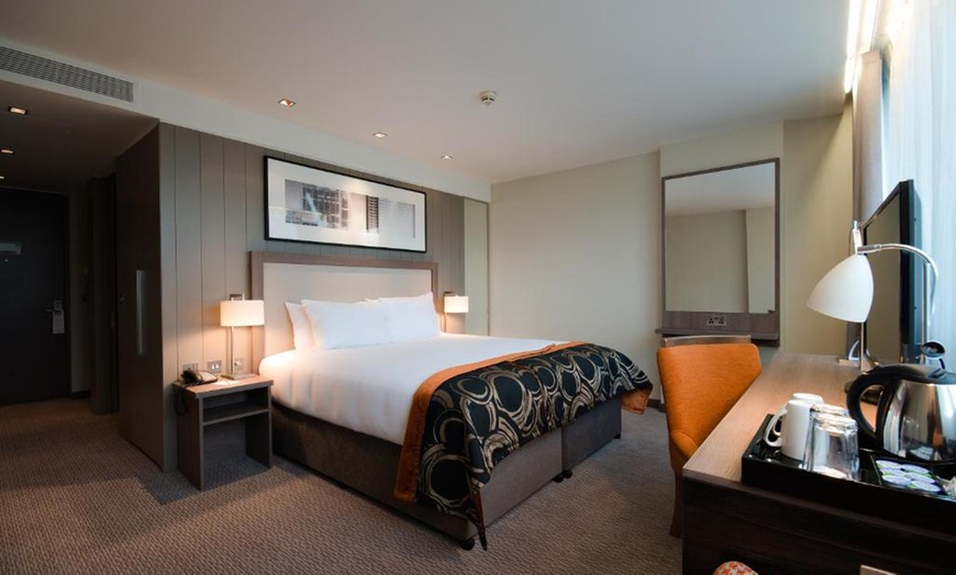 Image 3: London: Deluxe or Executive Room with Breakfast 