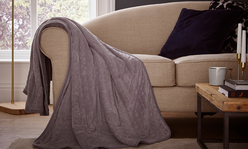 Image 4: Silentnight Luxury Heated Throw
