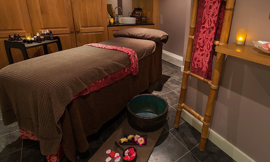 Image 10: Oxfordshire:  4* Executive Room Stay with Spa