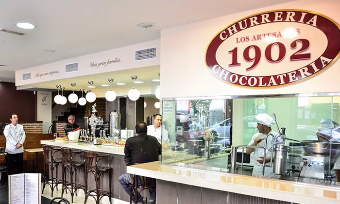 2 tazas de chocolate a elegir con churros en Chocolatería Los artesanos 1902 (hasta 22% de descuento) - Second Medium