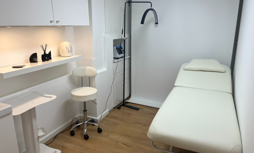 Image 3: Deluxe Micro-needling Session(s) at Clinique de Paris