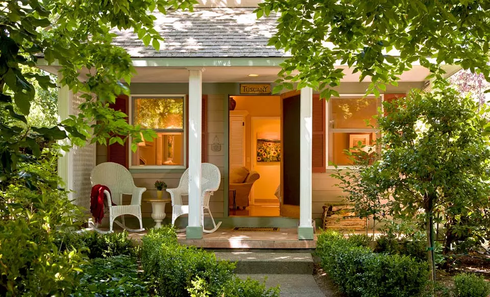 1- or 2-Night Stay with Wine Tastings, a Bottle of Wine, and Optional Massage at Cottage Grove Inn in Calistoga, CA - Primary Image