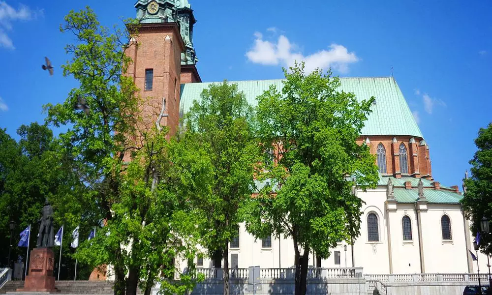 Gniezno: 2-4 dni dla 2 osób ze śniadaniami lub wyżywieniem, powitalną kolacją, basenem i więcej w Hotelu Lech - Primary Image