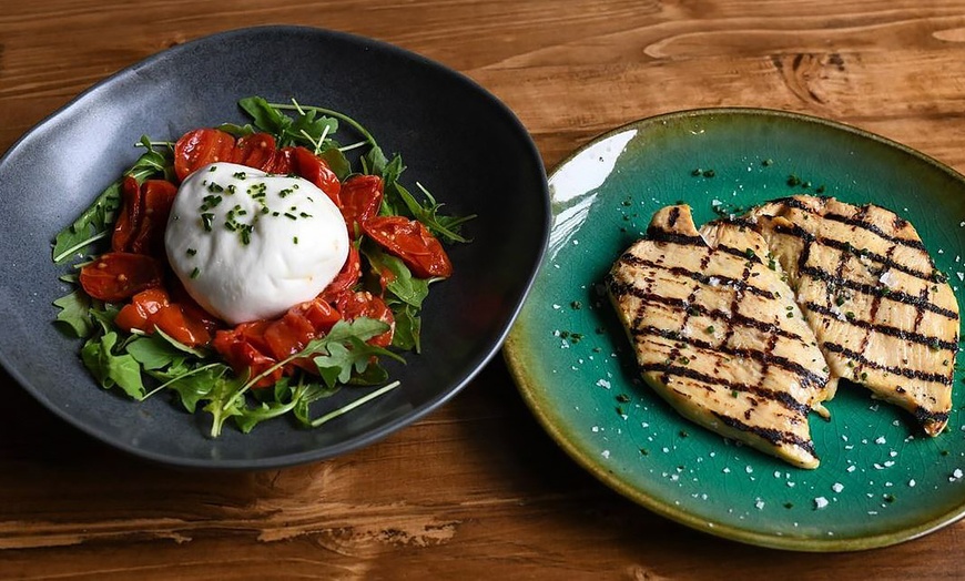 Image 1: Menú de pollo para 2 o 4 personas en Gallitos Bistrot