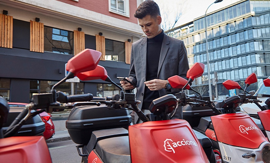 Image 2: 40 minuti noleggio scooter gratuiti, Roma e Milano - Acciona Mobility