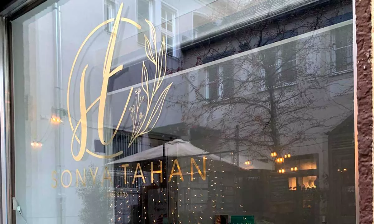 Kosmetische Microneedling-Behandlung mit Hyaluron-Serum