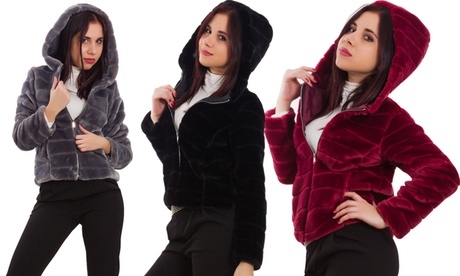 Pelliccia ecologica con cappuccio e zip frontale disponibile in 5 taglie e 3 colori