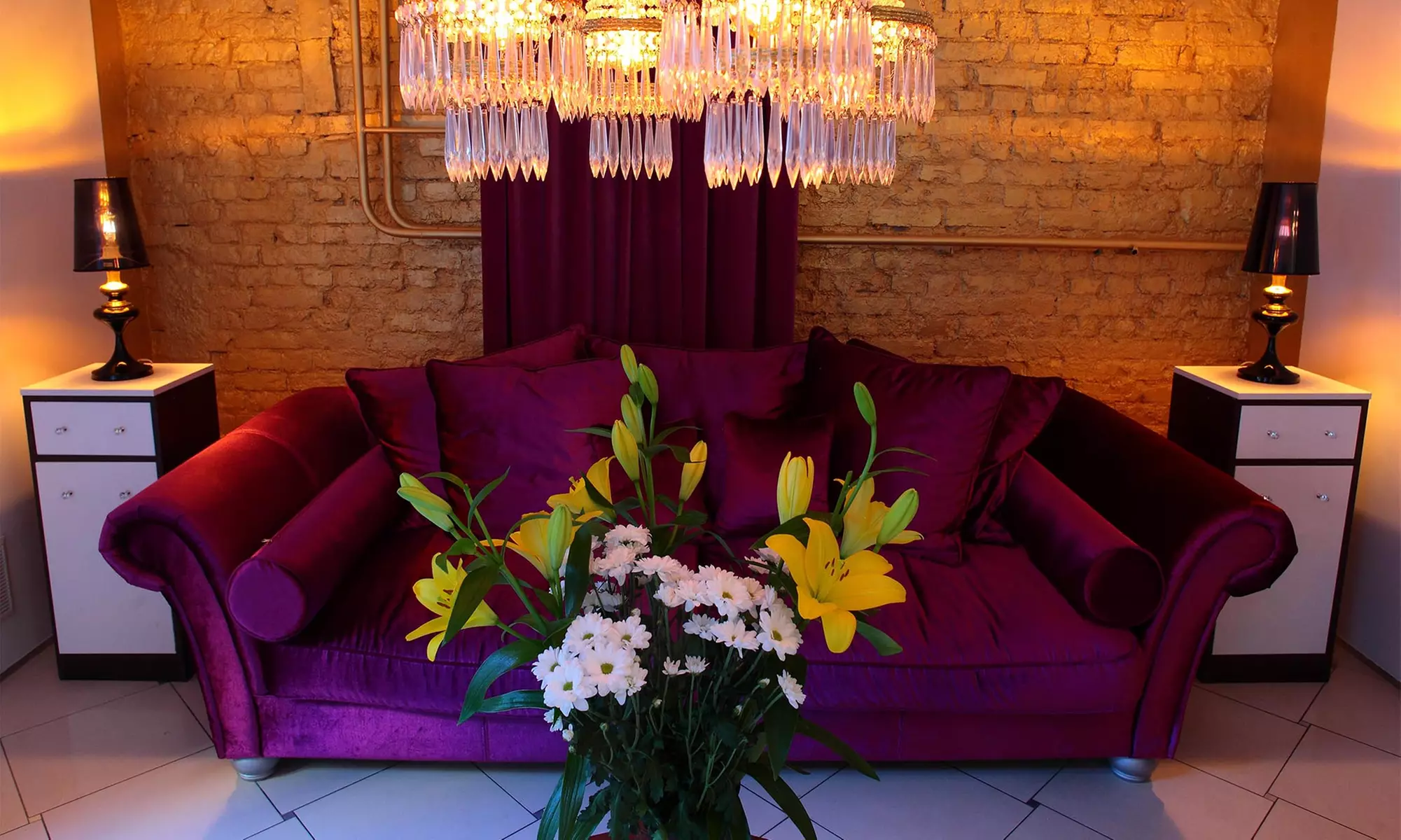 Wieloetapowe oczyszczanie skóry twarzy i mikrodermabrazja lub peeling