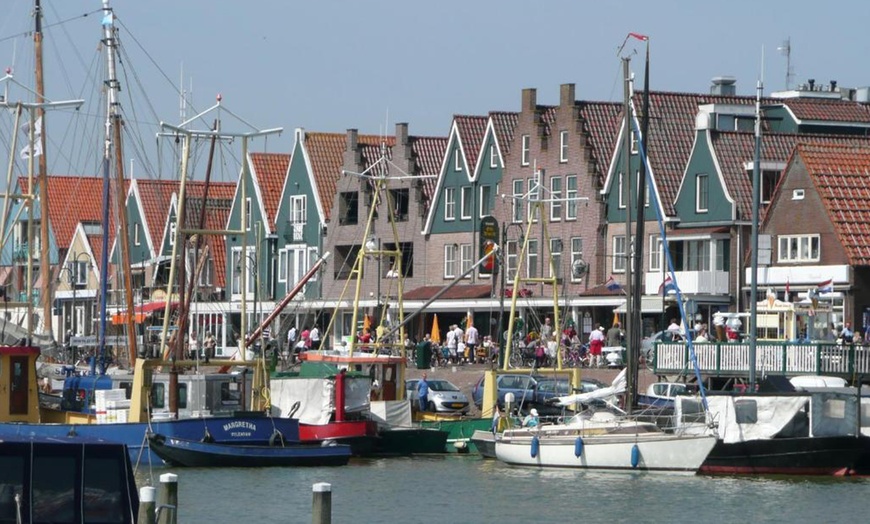 Image 3: Volendam: Moderne tweepersoonskamer met ontbijt