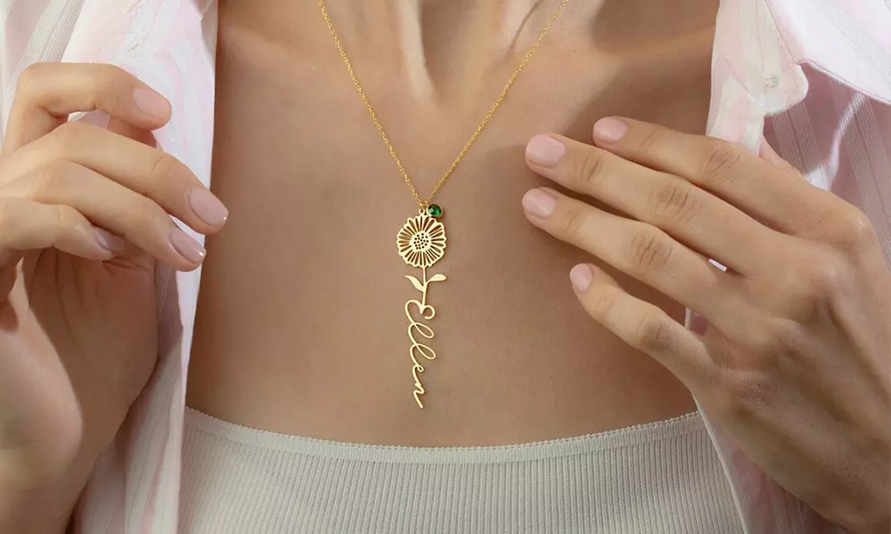 Collier de nom personnalisé avec fleur de naissance par Justyling