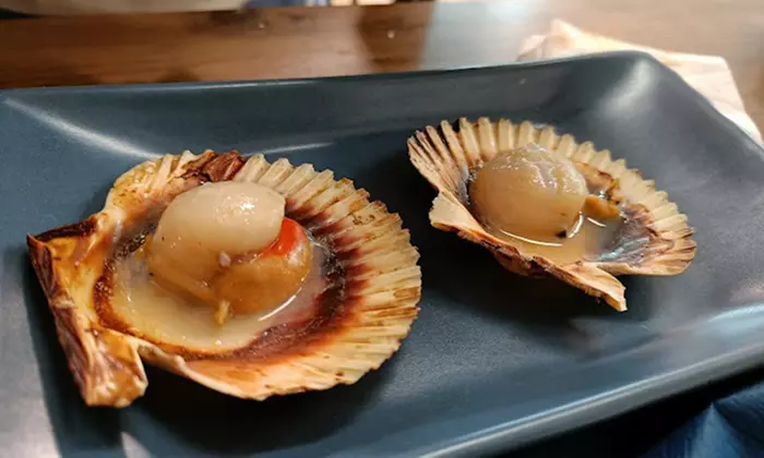 Saborea marisco fresco acompañado de una botella de vino blanco para 2