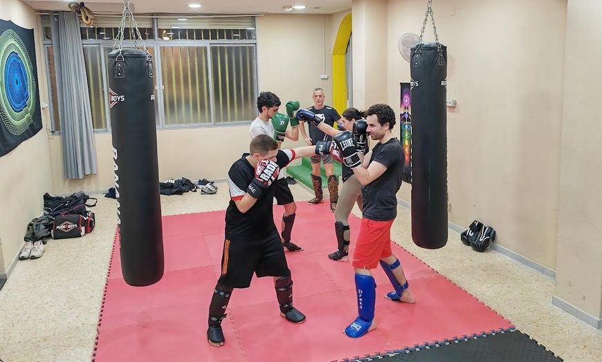 Image 1: 4 u 8 clases de fitboxing durante 1 mes para 1 o 2 personas