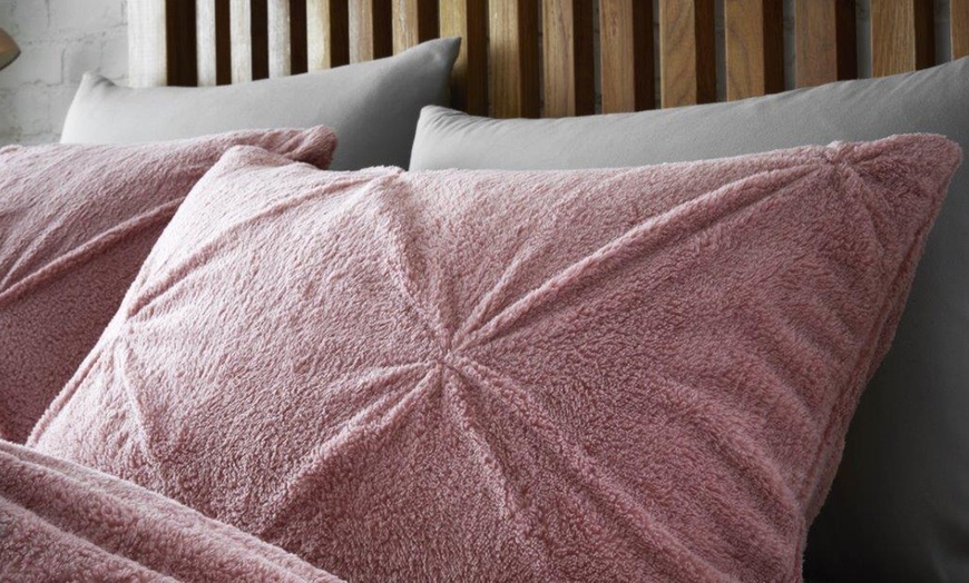 Image 7: Pintuck Teddy Fleece Duvet Set