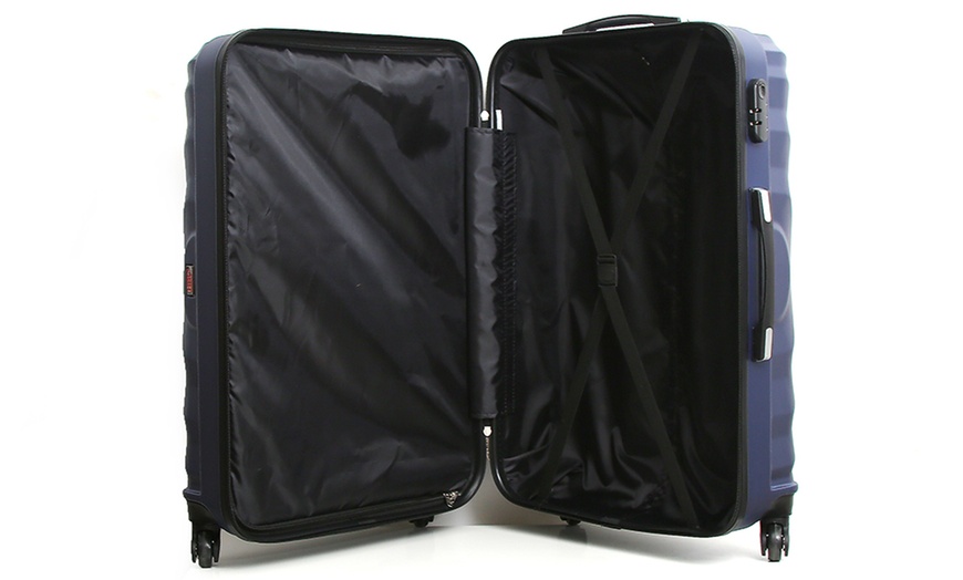 Image 7: Three-Piece Hero Luggage Set