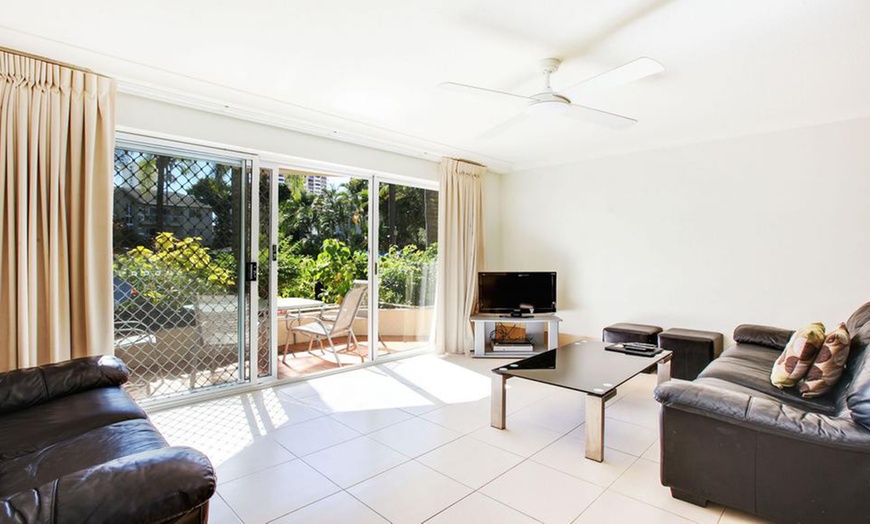 Image 2: Surfers Paradise: 2-Night Apartment Stay