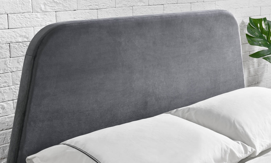 Image 5: Lit coffre en velour "Sacha" par Kocoon