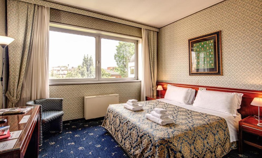 Image 2: Venezia 4*: Standard or Superior Double Room with Breakfast