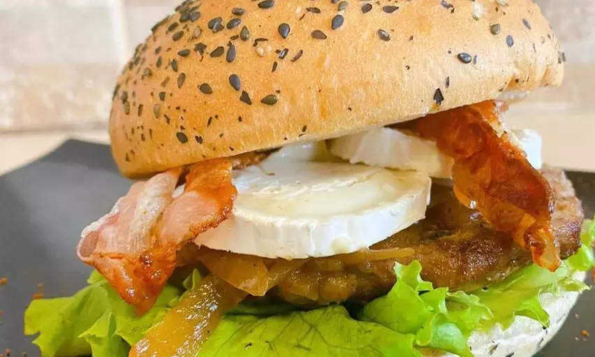 Menú de hamburguesas Angus o crispy chicken, postre y bebida para 2