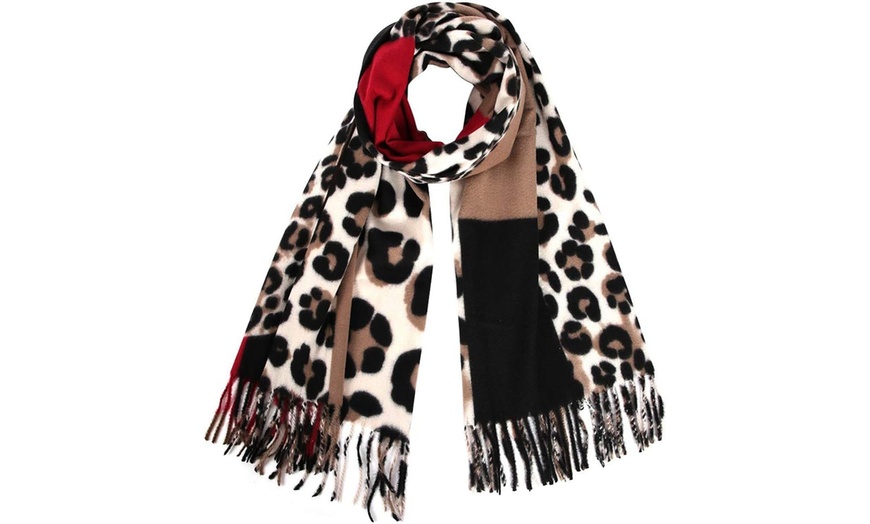 Image 9: Leopard Scarf and Touchscreen Gloves