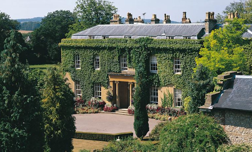 Image 3: Wiltshire: 4* Country House Stay with Meals