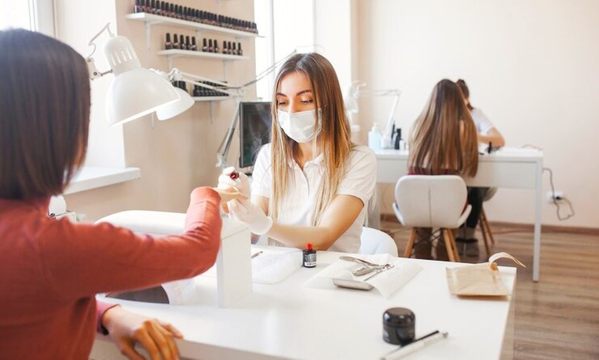 Image 3: Disfruta de una manicura o pedicura con esmaltado semipermanente