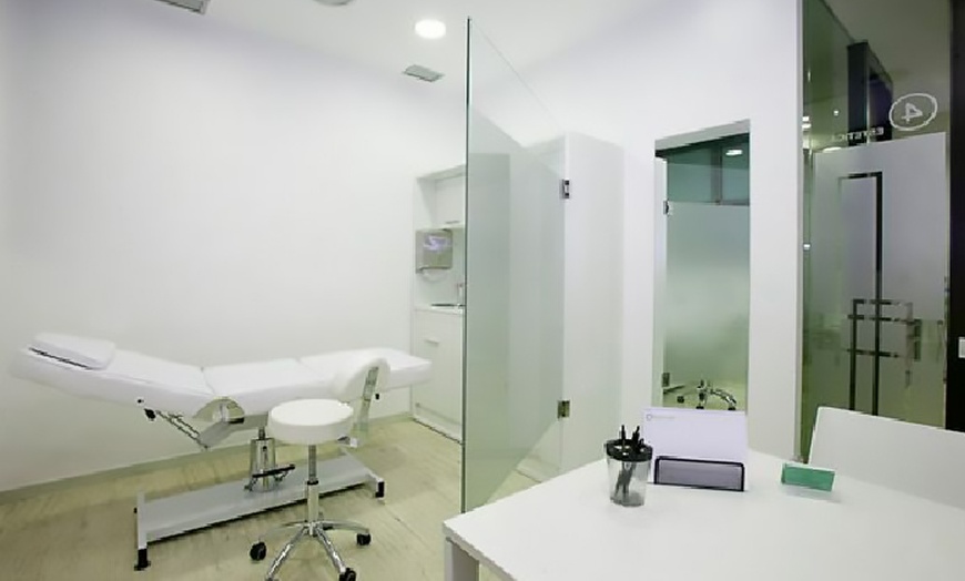 Image 6: Inyección efecto lifting facial con mesoterapia o ADN regenerativo