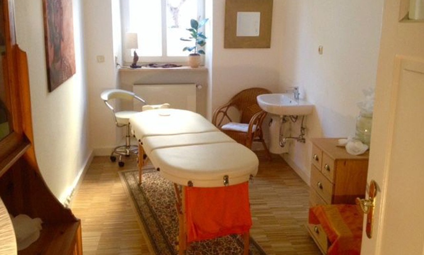 Image 2: 60 Min. Aromaöl- / Dorn-Breuss- / Triggerpunkt-Massage für 1 Person