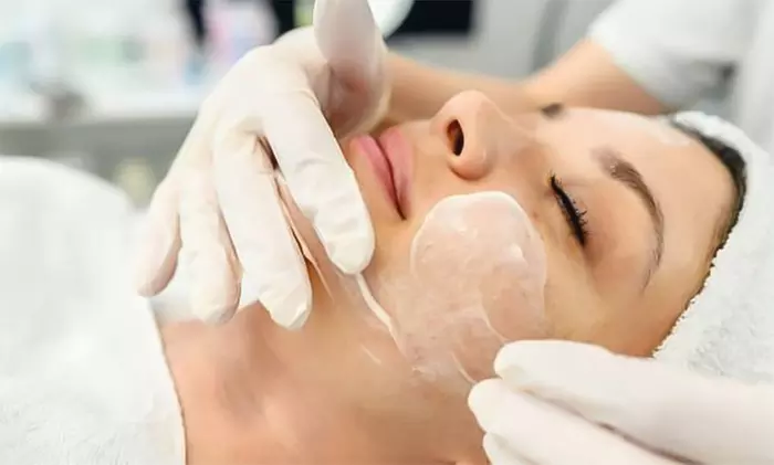 Limpieza facial con microdermoabrasión de 50 min con opción a ritual Gua Sha de 45 min y reflexología podal de 15 min - Primary Image