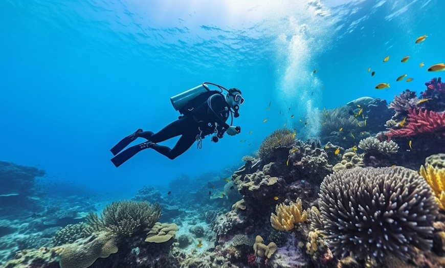 Image 1: ¡Explora las Islas Medes con un bautismo de buceo!