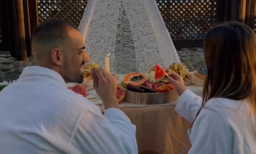 Image 7: Masaje en pareja con vino, ritual relajante y limpieza facial