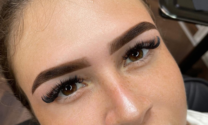 Image 20: Je wenkbrauwen zijn de lijsten van je ogen: browbehandeling naar keuze