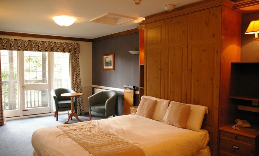 Image 4: Surrey: Double or Twin Room with Breakfast