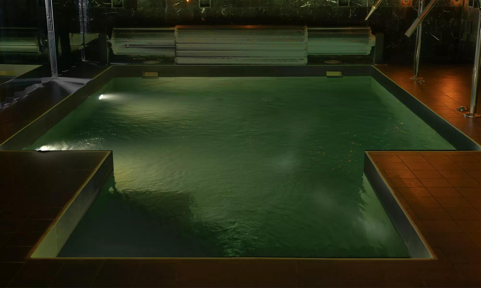 Circuito spa con copa o botella de cava y tratamiento extra para 2