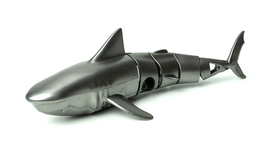 Image 3: RED5 Remote Control Shark