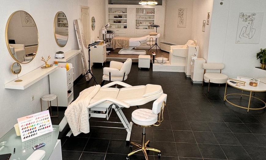 Image 2: Luxe mani- of pedicure inclusief gellak in hartje Rotterdam